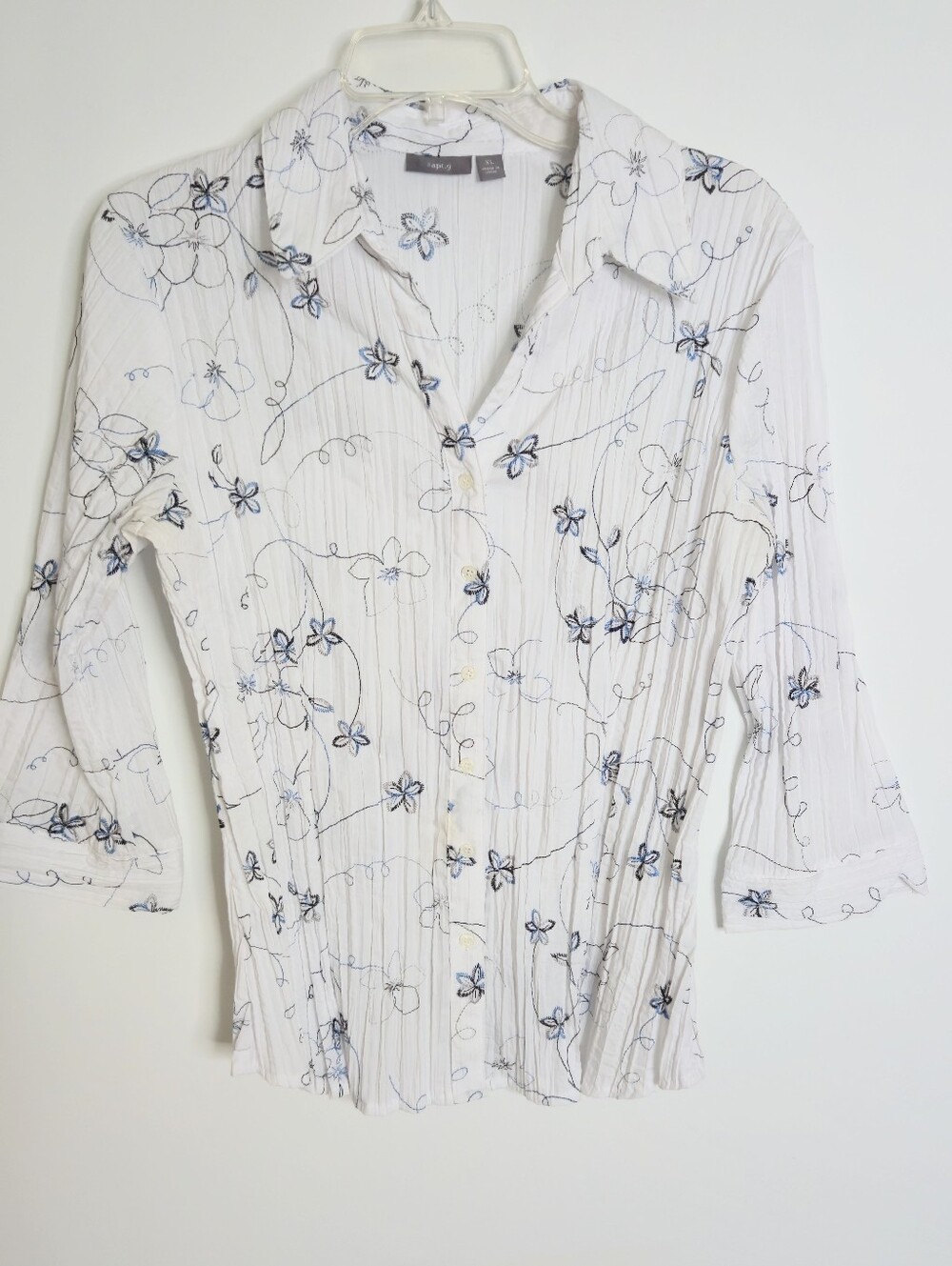 NWOT Women's White And Blue Embroidered Floral Button-Down Crinkle Shirt XL